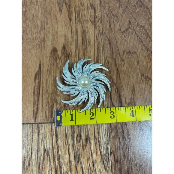 B10 Sarah Coventry Faux Pearl Flower Brooch Womens Pinwheel Swirl Silver Tone - Picture 7 of 11